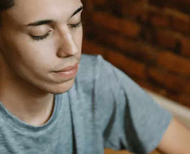 ¿Es mejor meditar sentado o acostado? Aquí te lo contamos