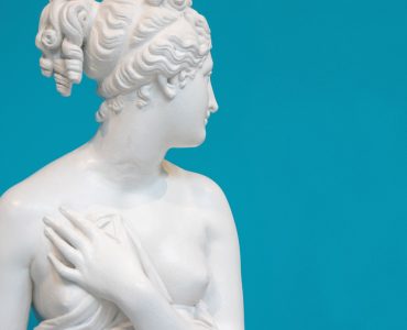mujer estatua fondo azul
