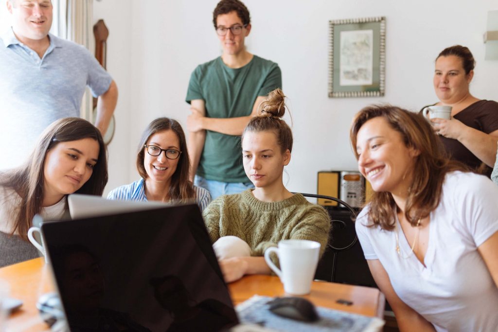 exploraremos cómo aplicar el mindfulness al socializar y los beneficios que puede aportar a nuestras relaciones personales.